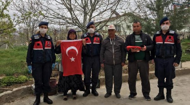 Jandarma, Meryem teyzenin telefonda istediği Türk bayrağını teslim etti