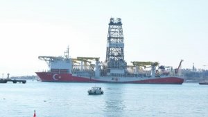 Karadeniz'e açılacak "Fatih" sondaj gemisi Haydarpaşa Limanı'na demirledi