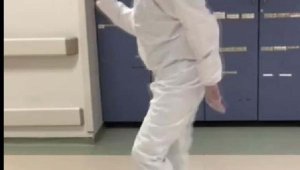 - Koronavirüs hastasında iyileşme gören doktorun danslı sevinci
