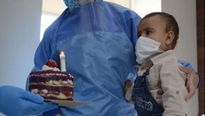 Koronavirüs tedavisi gören 1 yaşındaki bebeğe, doğum günü