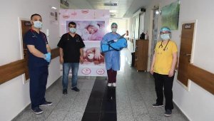 Koronavirüs tedavisi tamamlanan bebek, alkışlarla taburcu edildi