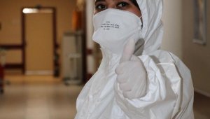 Koronavirüsü yenen hemşire, pandemi hastanesinde göreve başladı