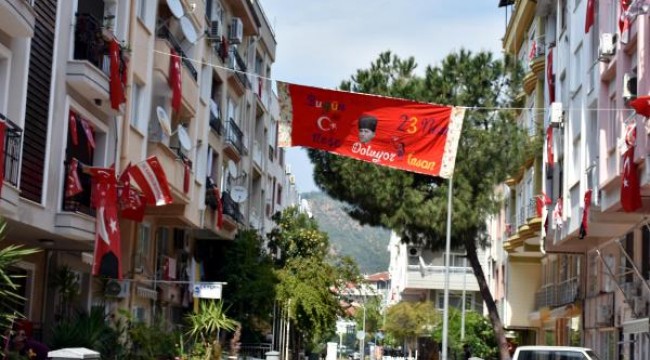 Marmaris'te evler 23 Nisan için bayraklarla süslendi