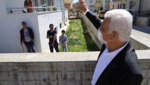 Muğla Büyükşehir Belediye Başkanı Gürün, sepetlere ekmek bıraktı