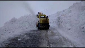 Muş'ta 2 bin 500 metre rakımlı yolda, 7 metre karla mücadele
