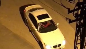 Otomobilin içinde kadına şiddet kamerada