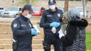Sivas'ta polis ekipleri, maske dağıttı