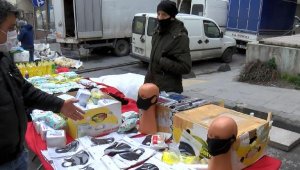 Sultangazi'de pazarda maske satışı