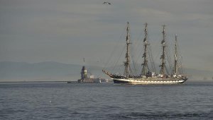 Tarihi gemi İstanbul Boğazı'ndan geçti