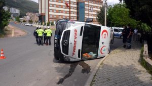 Traktör ile ambulans çarpıştı: 5 yaralı