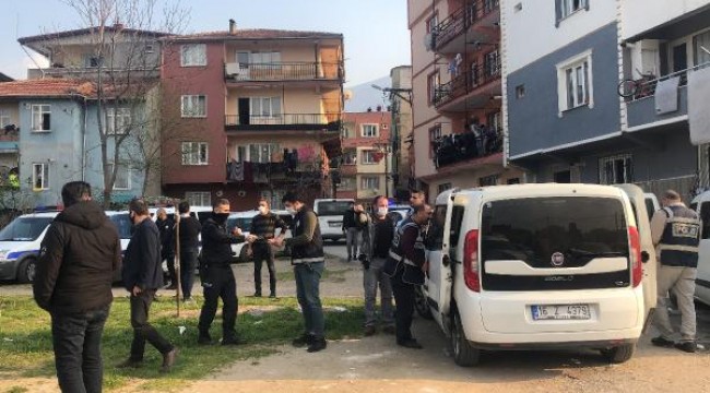 Yasağa uymayarak sokakta futbol oynayan 5 kişiyi uyaran polis ekibine sopalı saldırı