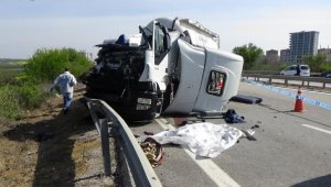 Yol kenarında bekleyen TIR sürücüsü, başka bir TIR'ın çarpmasıyla öldü