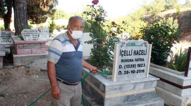 10 yıldır gönüllü olarak mezarlara bakım yapıyor