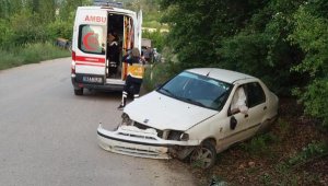 15 dakika arayla iki kez şarampole devrilen otomobil sürücüsü öldü
