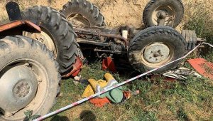 15 yaşındaki sürücünün kullandığı traktör devrildi: 1 kardeşi öldü, diğeri ağır yaralı