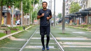 30 yıllık berber, tramvay yolunda maratona hazırlanıyor