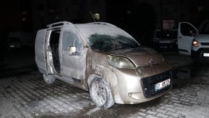 Adana'da iki şüpheli, park halindeki hafif ticari aracı kundakladı