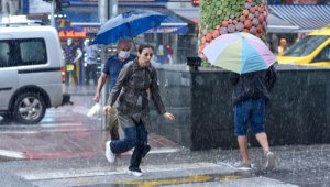 Antalya'da vatandaşlar, yağmura hazırlıksız yakalandı