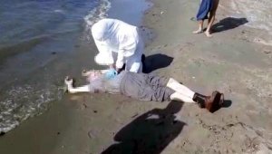 Denize atlayan yaşlı adam, kalp masajıyla hayata döndürüldü