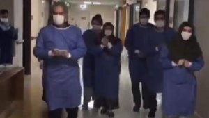 Elazığ'da, 6 kişilik aile koronavirüsü yenip, alkışlarla taburcu oldu