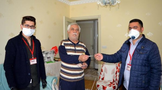 Emekli maaşını evinde alan Keleş, kampanyaya 100 TL bağışta bulundu