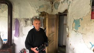 Gözleri görmeyen yaşlı adam, yıkılmak üzere olan evinde korkuyla yaşıyor