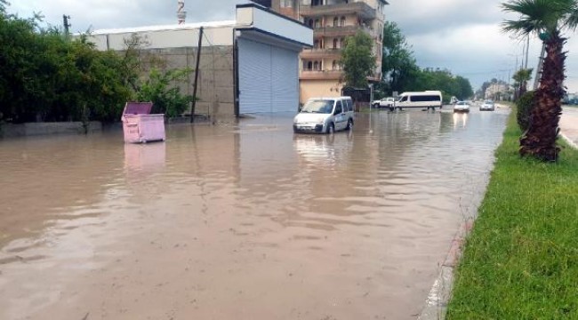 Kadirli'de sağanak yağış su baskınlarına neden oldu