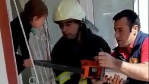 Kafası pencerenin demir parmaklıklarına sıkışan çocuğu itfaiye kurtardı