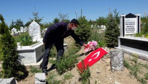 Kıbrıs gazisi, izinde koronavirüsten ölen eşinin mezarını ziyaret etti