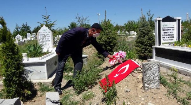 Kıbrıs gazisi, izinde koronavirüsten ölen eşinin mezarını ziyaret etti