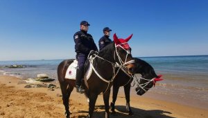 Kilyos'ta sahiller vatandaşlar giremesin diye kapatıldı: Atlı birlikler devriye gezdi
