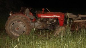 Tarlaya gübre götürürken devrilen traktörün sürücüsü öldü