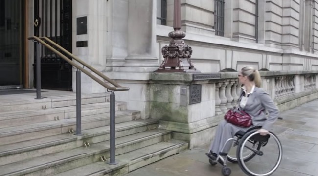Tekerlekli sandalyedeki bu bayan merdivenlerden çıkamıyor, ama bakın düğmeye bastığında ne oluyor
