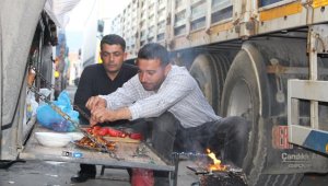 Temassız ihracat yapan sürücülerinin TIR'larda iftar hazırlığı 