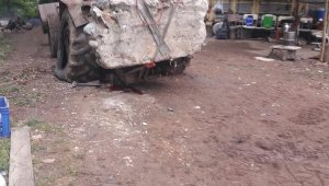 Traktörün lastiğini değiştirirken aracın altında kalan köylü hayatını kaybetti