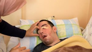 Yatalak oğlunun gözlerini 6 yıldır yara bandıyla kapatıyor