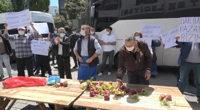 Esenyurt'ta pazarcılardan belediye önünde davul- zurnalı, tencereli eylem