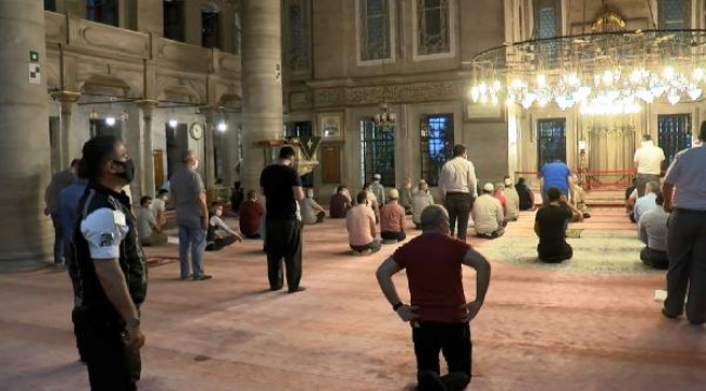 Eyüp Sultan Camii'nde cemaatle birlikte ilk akşam namazı kılındı
