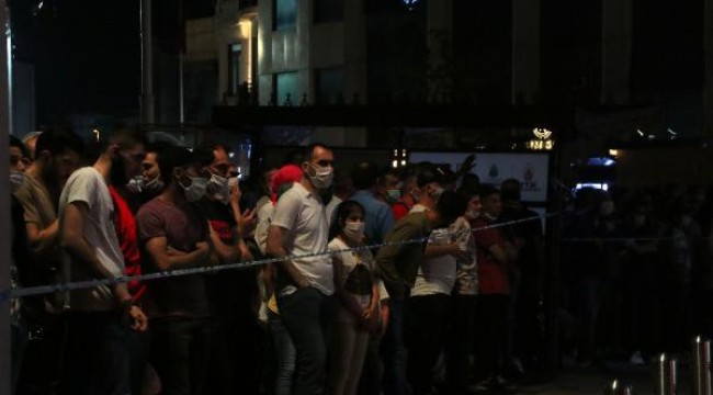 İstiklal Caddesi'nde kırık cam şişesi parçasıyla intihar girişimi