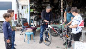Seyyar bisiklet tamirhanesiyle 15 yıldır köyleri geziyor