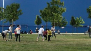 Zeytinburnu'nda virüsü unutup piknik yaptılar, oyun oynadılar 