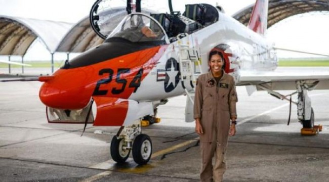 ABD'de 110 yıl sonra ilk siyahi kadın savaş uçağı pilotu oldu