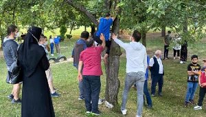 Ağaca ayağı sıkışan çocuğu itfaiye kurtardı