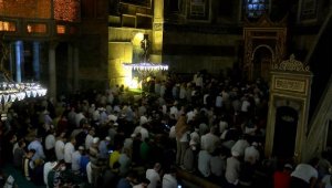Ayasofya Camii'ne ziyaretçi akını gece de sürdü