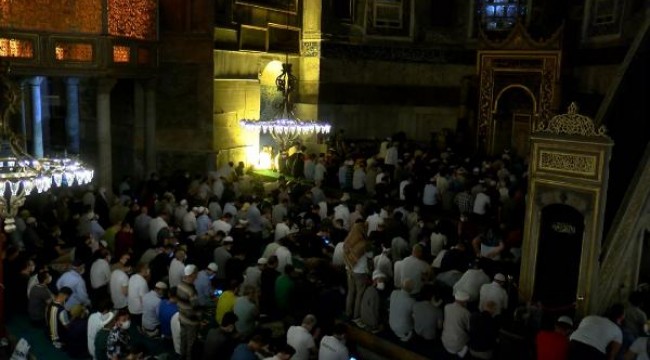Ayasofya Camii'ne ziyaretçi akını gece de sürdü