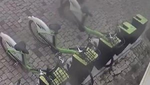 Bisiklet ve turnikelere zarar veren kişiler güvenlik kameralarına yansıdı