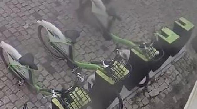 Bisiklet ve turnikelere zarar veren kişiler güvenlik kameralarına yansıdı