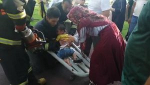 Çocuk parkında ayağı sıkışan çocuğu itfaiye kurtardı