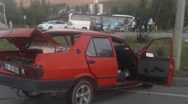 Sivas'ta iki otomobil çarpıştı: 2 ölü, 2 yaralı