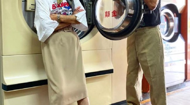 Tayvan'da işlettikleri çamaşırhanede unutulan kıyafetlerle poz veren çift fenomen oldu